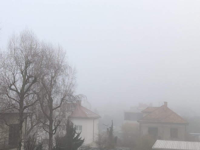 Najbolj onesnažen zrak v Sloveniji dihajo v Celju, Murski Soboti in Zagorju; dnevne vsebnosti prašnih delcev so v letu presežene več kot 35-krat. FOTO: Delo