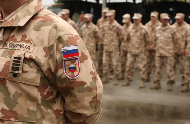 Prišel je ukaz za nadaljevanje usposabljanja iraških varnostnih sil in slovenski vojaki so se vrnili na dolžnost. FOTO: Jure Eržen/Delo