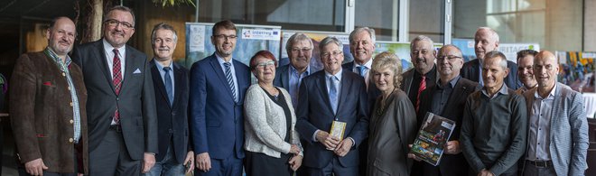 V geoparku sodeluje 9 avstrijskih in 5 slovenskih občina. Z leve: Erich Pachler (podžupan občine Lavamünd/Labot), Jakob Strauß (Sittersdorf/Žitara vas), Franz Josef Smrtnik (Bad Eisenkappel/Železna Kapla), Tomaž Rožen (Ravne na Koroškem), Romana Lesjak (Črna na Koroškem), Stefan Visotschnig (Bleiburg/Pliberk), Peter Kaiser (koroški deželni glavar), Gerhard Visotschnig (Neuhaus/Suha), Marijana Cigala (Dravograd), Hermann Srienz (Feistritz ob Bleiburg/Bistrica nad Pliberkom), Dušan Krebel (Mežica), Bernhard Sadovnik (Globasnitz/Globasnica), Matic Tasič (Prevalje), Hannes Mak (Gallizien/Galicija), Heribert Kulmesch (Zell/Sele). FOTO:Urosh Grabner