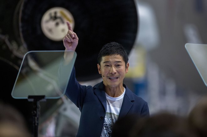 Japonski milijarder Jusaku Maezava očitno noče spoznati ženske svojih sanj prek resničnostnega šova. FOTO: David Mcnew/AFP