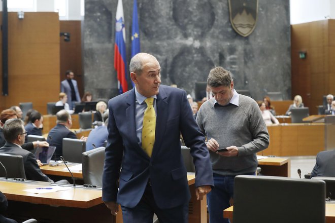 Na dan odstopa Marjana Šarca kot predsednika vlade si je Janez Janša pomenljivo nadel uradno kravato slovenskega predsedovanja EU, ki ga je vodil on. FOTO: Leon Vidic/Delo