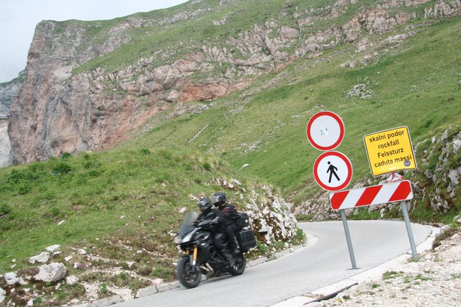 15.000 avtomobilov in motoristov ter približno 7000 kolesarjev na leto obišče Mangartsko sedlo. FOTO: Blaž Močnik