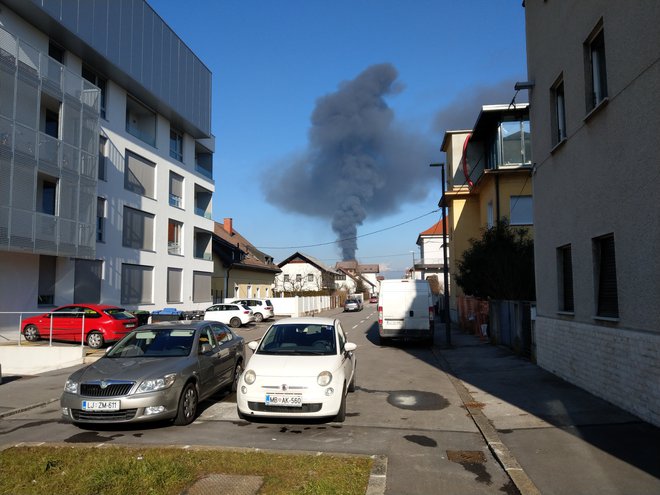 Po Alešovčevi se je dobro videl črn gobast oblak. FOTO: Aleš Stergar/Delo