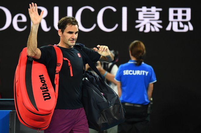 Roger Federer je plačal davek za naporen četrtfinalni dvoboj in se od letošnjega odprtega prvenstva Avstralije poslovil s preprčljivm porazom proti Novaku Đokoviću. FOTO: AFP