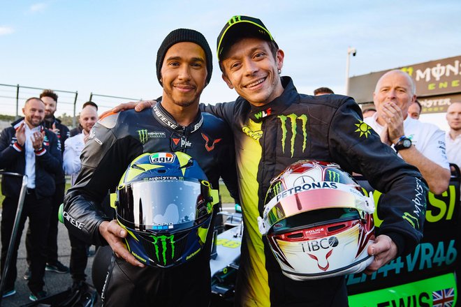 Valentino Rossi (desno) se je med pripravami srečal tudi s šestkratnim prvakom formule 1 Lewisom Hamiltonom. FOTO: Motogp.com