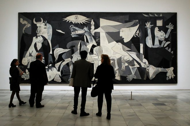 Na razstavi so na ogled tudi skice za znamenito Guernico, ki je upodobljena na fotografiji. Foto Reuters