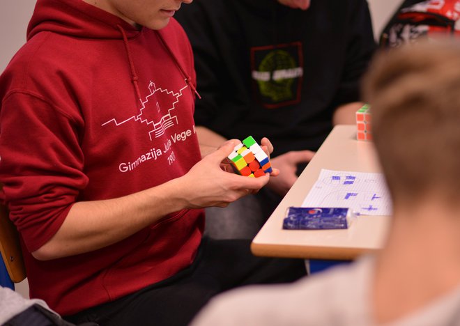 Dijaki so lahko spoznali tudi strategije z rubikovo kocko. FOTO: Jošt Rovtar