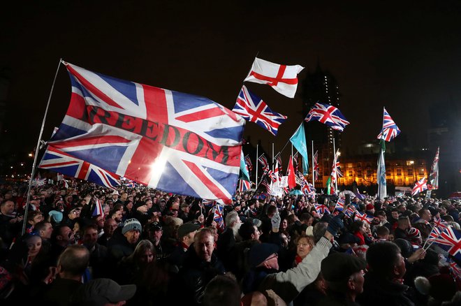 Množice ljudi so brexit pričakale v središču londonskega Westminstra. Foto: Simon Dawson/Reuters