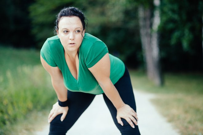 Dokler ne preseže vsaj 40, kar je mimogrede že kar konkretna debelost, se bolnikom odsvetuje izgubljanje telesne teže z dietami.Foto: Shutterstock