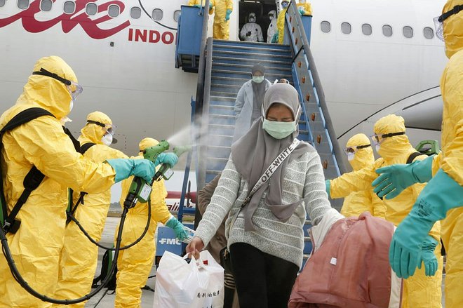 Države prepovedujejo vstop osebam, ki so pripotovale iz Kitajske. FOTO: AFP