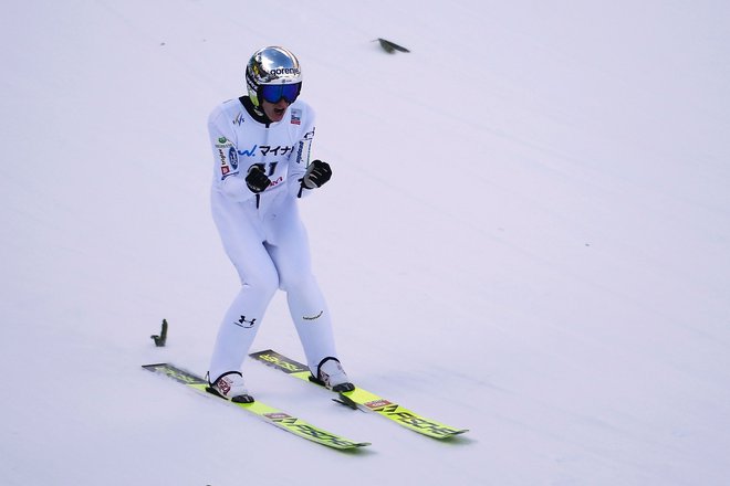 Peter Prevc ni skrival zadovoljstva po včerajšnjem finalnem skoku v Saporu. FOTO: AFP