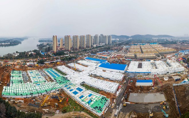 Bolnišnico Huoshenshan (Gora ognjenega boga) so zgradili v le osmih dnevih. FOTO: AFP