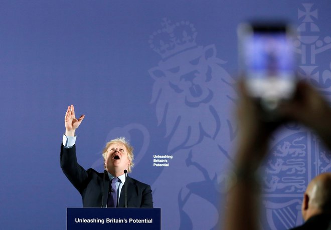 Boris Johnson med govorom na kraljevem mornariškem kolidžu v londonskem Greenwichu. FOTO: Frank Augstein/AFP