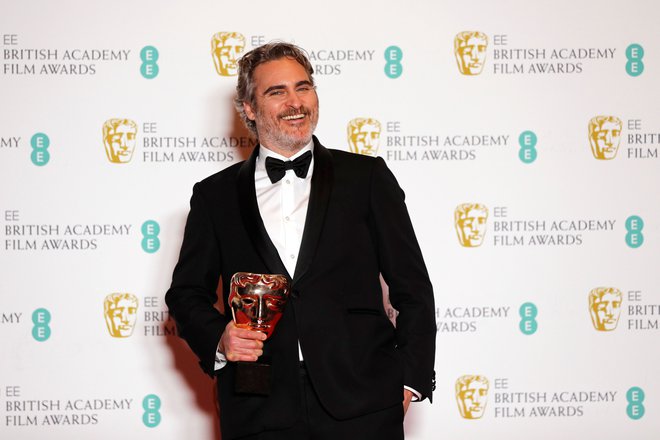 Joaquin Phoenix znova nagrajen za Jokerja. FOTO: Adrian Dennis/AFP