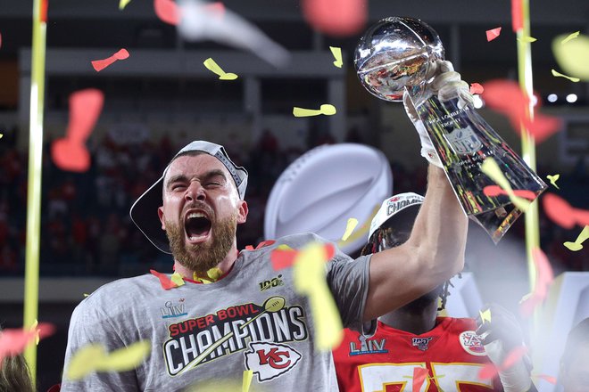 Travis Kelce se je takole veselil trofeje Vinca Lombardija. FOTO: AFP