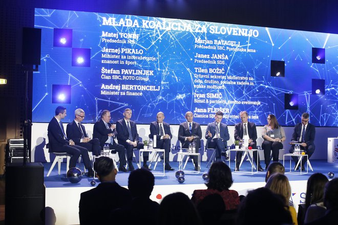 Raznoliko omizje so predstavili kot Mlado koalicijo za Slovenijo.FOTO Jure Eržen/Delo