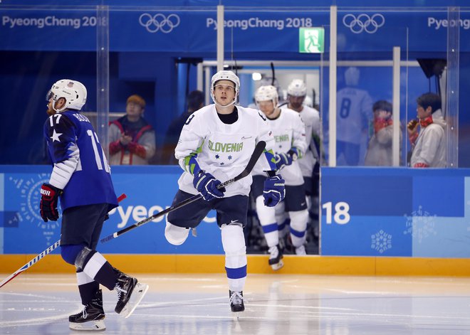 Žiga Jeglič skupaj s soigralci lovi tretji nastop slovenske hokejske reprezentance na olimpijskih igrah. Foto Matej Družnik