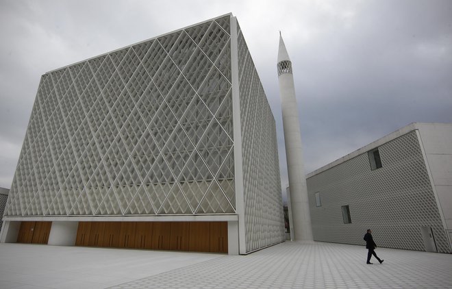 &raquo;Po včerajšnjem ogledu Muslimanskega kulturnega centra v Ljubljani pa lahko odkrito priznam, da sem bila nad arhitekturno rešitvijo navdušena,&laquo; v komentarju piše Manja Pušnik. FOTO: Blaž Samec