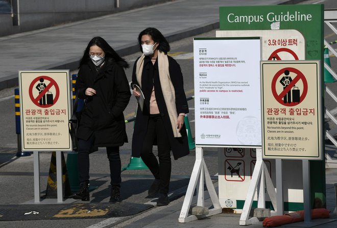 Koronavirus je prišel tudi v Južno Korejo, tam je šestnajst okuženih. FOTO: Jung Yeon-je/AFP