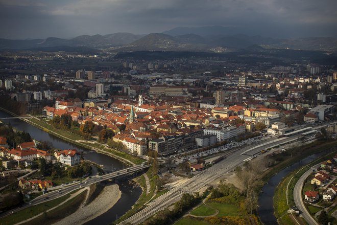 Po nekaterih ocenah naj bi v Sloveniji na leto zaradi onesnaženosti zraka umrlo malo manj kot 3000 ljudi. FOTO: Voranc Vogel/delo