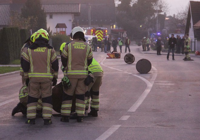 Eksploziji je sledila obsežna intervencija policije, gasilcev in Mestne občine Kranj. FOTO: Boštjan Fon/Slovenske novice