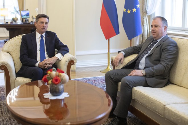Danijel Krivec je po srečanju s predsednikom Borutom Pahorjem za medije ohranil splošne tone, konkretnejše besede o odločitvi znotraj SDS je napovedal za petek. FOTO: Voranc Vogel/Delo