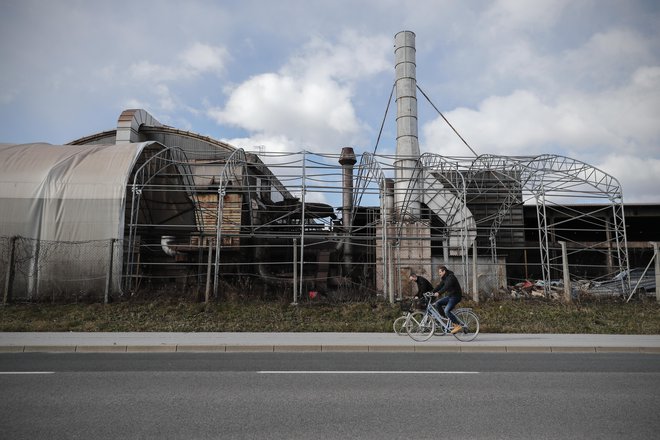 Vir hrupa je (bila) filtroventilacijska naprava v litostrojski livarni. FOTO: Uroš Hočevar/Delo