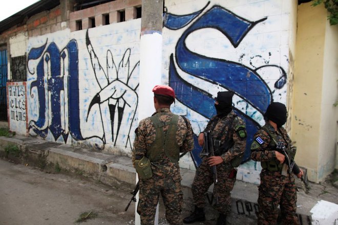 Vojska, policija in krimanalne združbe v Salvadorju so krive za številne smrti, ugrabitve, posilstva in&nbsp; mučenja. FOTO: Jose Cabezas/Reuters