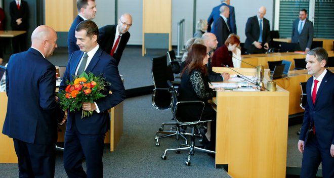 Mike Mohring (CDU) čestita za izvolitev Thomasu Kemmerichu (FDP). Desno Bjoern Hoecke (AfD). Foto: Reuters