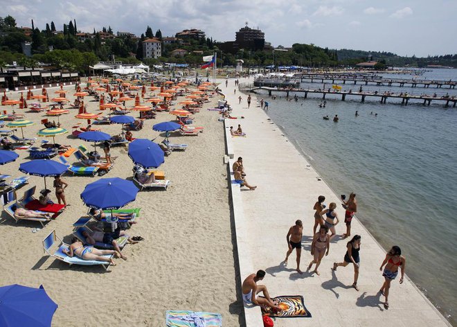 Zasebno podjetje želi z najemom portoroške plaže poskrbeti za boljšo storitev, ki jo je dolžan ponuditi gostom iz petzvezdičnega hotela. FOTO: Blaž Samec