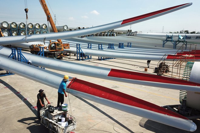 Lopatic vetrnic iz steklene volne in smol še ne znajo učinkovito predelati. FOTO: Reuters