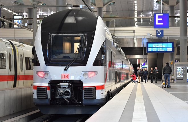 Sveže prebarvani rabljeni vlaki iz Avstrije bodo kmalu začeli voziti v IC-mreži Deutsche Bahn. FOTO: Oliver Lang/DB