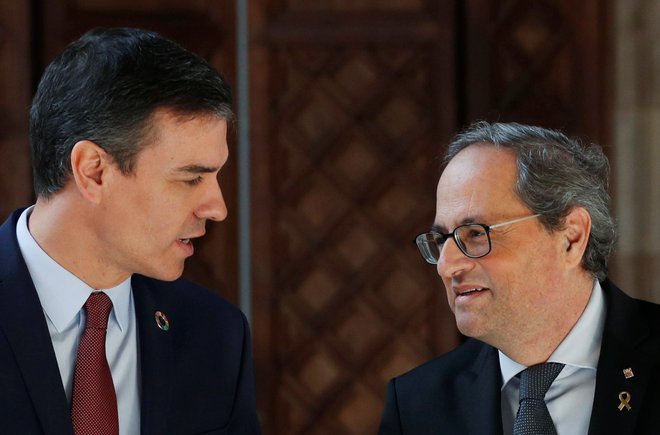 Španski premier Pedro Sánchez in katalonski predsednik Quim Torra danes v Barceloni.&nbsp;Foto: Albert Gea/Reuters