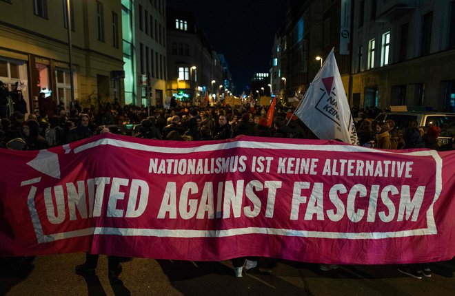 Protesti proti liberalni FDP in skrajni desnici v Berlinu.&nbsp;Foto: John Macdougall/Afp