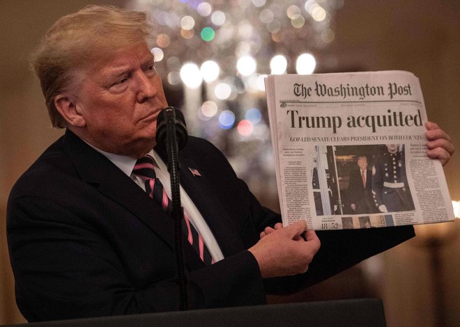 Predsednik Trump razkazuje časopis z naslovnico o oprostitvi. Foto Nicholas Kamm Afp