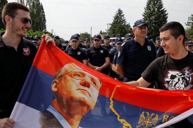 Obsojeni vojni zločinec Vojislav Šešelj ima zveste in militantne privržence. FOTO:: Marko Djurica/Reuters