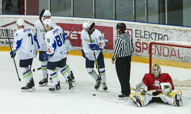 Slovenski hokejisti so do vrha napolnili mrežo gostov z Baltika. FOTO: Jože Suhadolnik