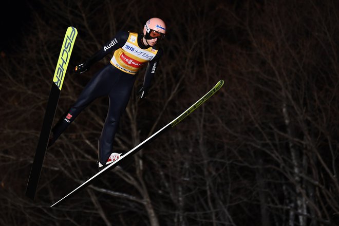 Nemški as Karl Geiger je lani na veliko veselje številnih navijačev v svojo korist odločil prvo od dveh posamičnih tekem v Willingenu. FOTO: AFP