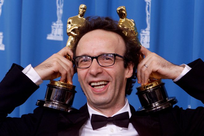 Roberto Benigni je 71. podelitev oskarjev spremenil v nepozabno doživetje. FOTO: Mike Blake/Reuters