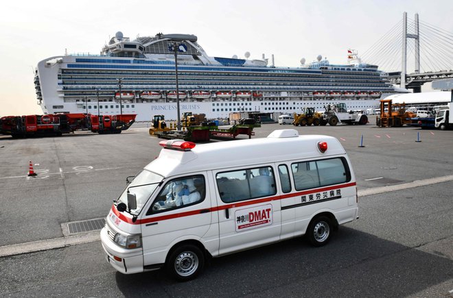 Okužene potnike z ladje evakuirajo v bolnišnično oskrbo, število 61 okuženih s koronavirusom, so, kot poroča AFP, potrdili na japonskem ministrstvu za zdravstvo. FOTO: Kazuhiro Nogi/AFP