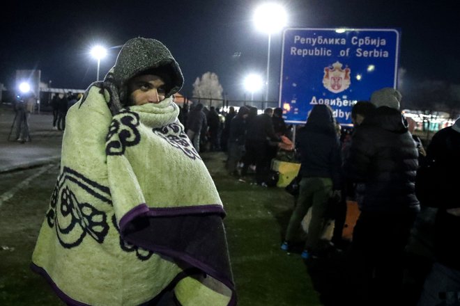 Organizirali so se preko družbenih omrežij in se iz begunskih centrov v Srbiji napotili proti meji. FOTO: AFP