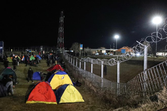 Ko so naleteli na zaprto mejo, so mirno protestirali, postavili šotore in razgrnili spalne vreče. FOTO: AFP