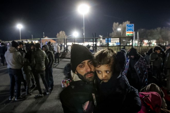 Večina beguncev je iz Sirije, med njimi tudi okoli petdeset otrok. FOTO: AFP