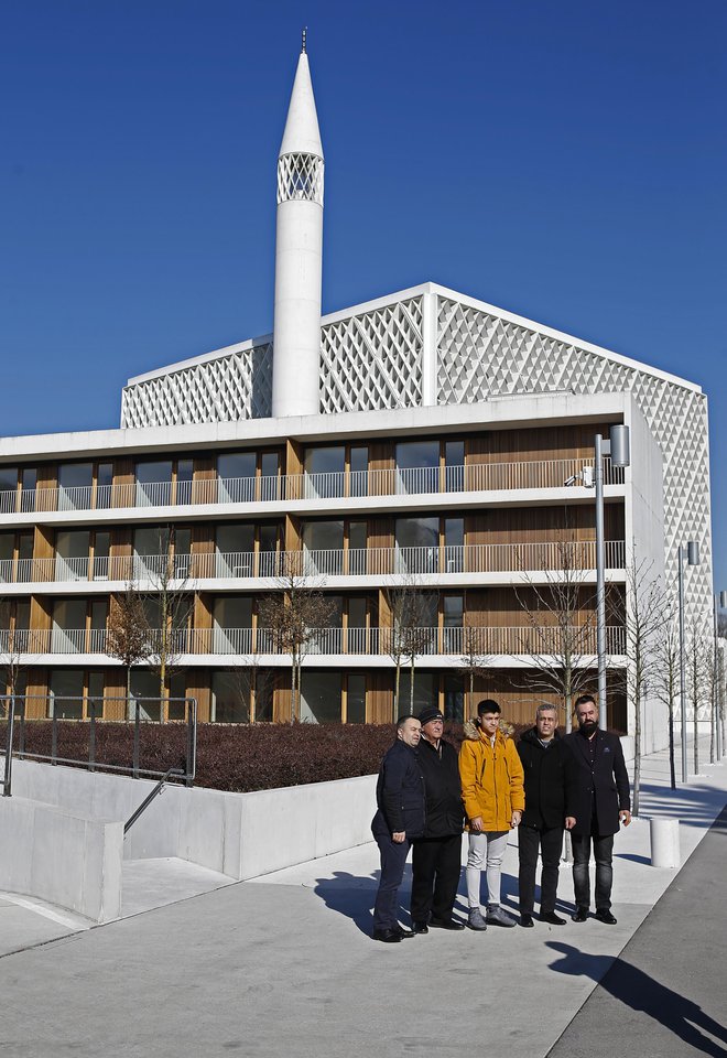 Spominski posnetek pred prvim obiskom nove ljubljanske džamije. FOTO: Blaž Samec/Delo