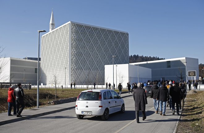 Verniki so upoštevali navodila, naj parkirajo v okolici, tako da je v muslimanskem kulturnem centru bilo še nekaj prostora tudi za avtomobile. FOTO: Blaž Samec/Delo