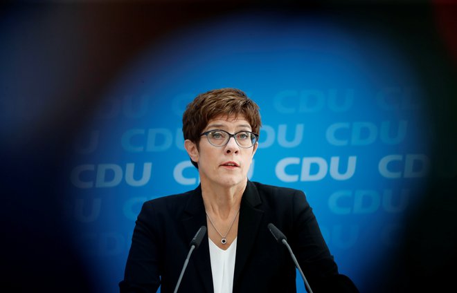 Predsednica CDU Annegret Kramp-Karrenbauer je v težkem položaju zaradi očitkov, da nima več v rokah strankinih vajeti. FOTO: Reuters