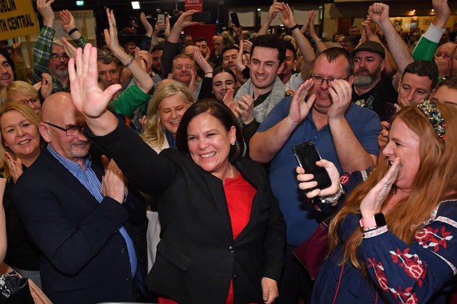 Vodja republikanske stranke Sinn Féin Mary Lou McDonald med prosljavljanjem volilnega uspeha v Dublinu. FOTO: Ben Stansall /Afp