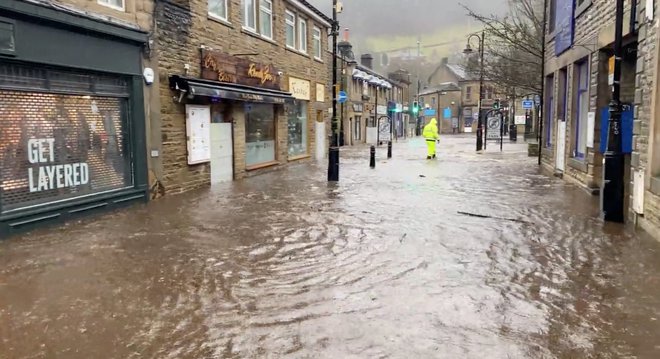 Poplavljena cesta v Zahodnem Yorkshiru v Britaniji. FOTO: Reuters