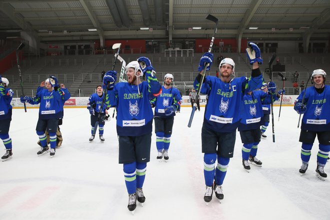 Slovenski hokejisti so se veselili napredovanja v zadnji krog kvalifikacij. FOTO: Jože Suhadolnik/Delo