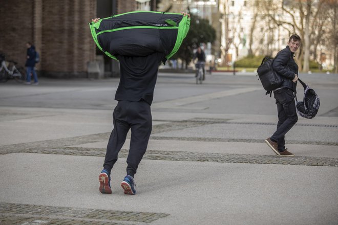 Na severovzhodu države bo veter oslabel danes zvečer, na jugu pa v torek zjutraj. FOTO: Voranc Vogel/Delo